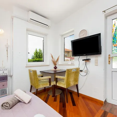 Ava Apartment
